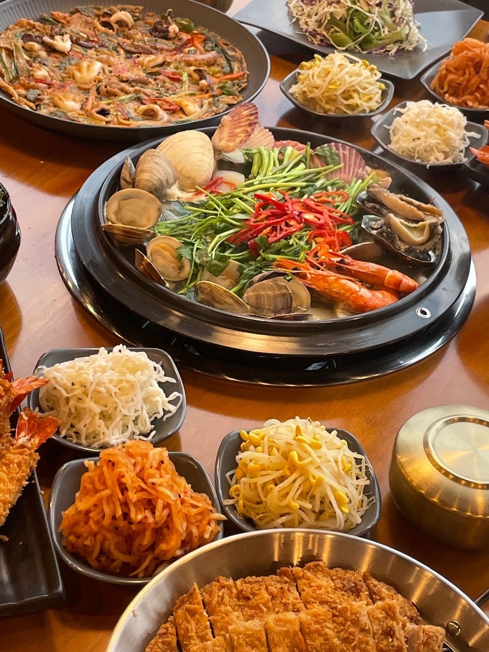 여러 요리와 반찬을 차린 한 상 차림
