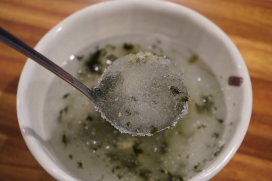 숟가락을 담근 국 한 그릇